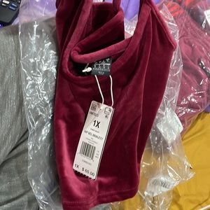 IVY PARK Valentine’s Collection Velour sports bra